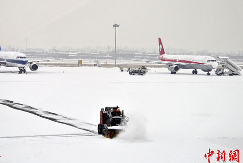 是的，由于英國(guó)出現(xiàn)大降雪，導(dǎo)致多個(gè)機(jī)場(chǎng)跑道暫時(shí)關(guān)閉，航班受到嚴(yán)重影響。建議關(guān)注最新的天氣預(yù)報(bào)和機(jī)場(chǎng)航班信息以獲取最新動(dòng)態(tài)。