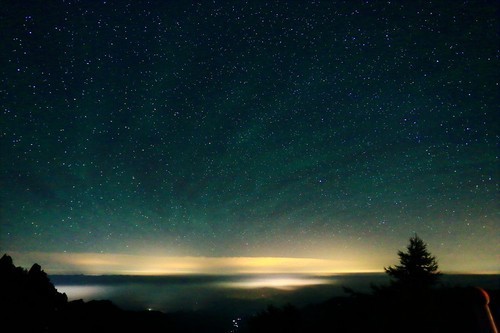 湖北一地夜空出現(xiàn)的神秘光圈可能是多種原因造成的，例如自然現(xiàn)象、人為因素等。目前，關(guān)于這一現(xiàn)象的回應(yīng)可能還沒(méi)有具體的科學(xué)解釋或官方聲明。，如果您對(duì)這一現(xiàn)象感興趣，建議您關(guān)注當(dāng)?shù)孛襟w報(bào)道或相關(guān)部門的官方聲明，以獲取更準(zhǔn)確的信息。同時(shí)，您也可以參考一些天文或自然現(xiàn)象的解釋，以了解可能的成因。不過(guò)請(qǐng)注意，對(duì)于未經(jīng)證實(shí)的現(xiàn)象，應(yīng)保持開放和理性的態(tài)度，避免過(guò)度猜測(cè)和誤解。