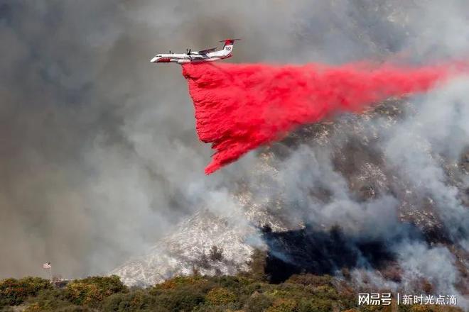 是的，據(jù)報(bào)道，洛杉磯山火已經(jīng)造成了至少16人死亡。這場(chǎng)山火是近年來(lái)美國(guó)最大的山火之一，給當(dāng)?shù)貛?lái)了極大的破壞和人員傷亡。希望救援人員能夠盡快控制火勢(shì)，減少更多的損失和傷害。