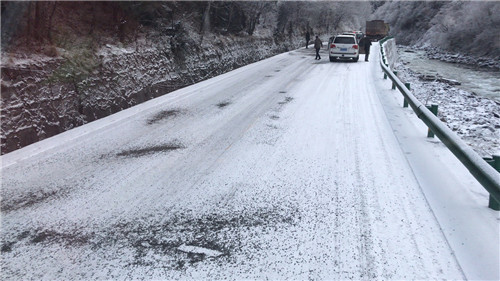 是的，韓國(guó)首都圈和江原道地區(qū)普降大雪。這場(chǎng)大雪對(duì)當(dāng)?shù)亟煌ê途用裆钤斐闪艘欢ǖ挠绊?。?jù)報(bào)道，大雪導(dǎo)致道路濕滑，能見(jiàn)度降低，給交通出行帶來(lái)了很大的不便。此外，大雪還可能導(dǎo)致部分地區(qū)出現(xiàn)停電和房屋受損等情況。，針對(duì)這種情況，當(dāng)?shù)卣呀?jīng)采取了一系列應(yīng)對(duì)措施，包括加強(qiáng)交通管制、清理積雪、保障居民生活必需品供應(yīng)等。同時(shí)，也提醒廣大市民注意防寒保暖，減少不必要的出行，確保自身安全。，如果您正在韓國(guó)旅行或居住，請(qǐng)關(guān)注當(dāng)?shù)靥鞖忸A(yù)報(bào)和新聞資訊，以便及時(shí)了解相關(guān)情況并做好應(yīng)對(duì)措施。