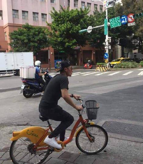 吳克群騎電動車街邊買水果