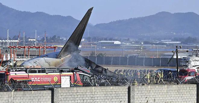 韓國客機(jī)碰撞爆炸事故已致120人死亡