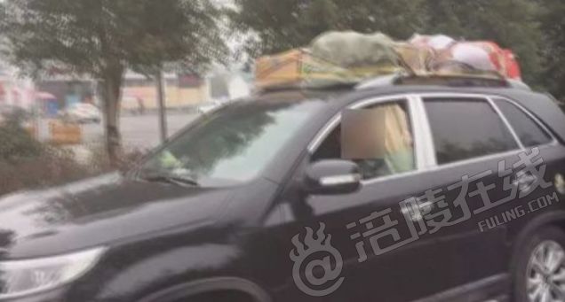 男子撞車后棄車飛奔到單位打卡