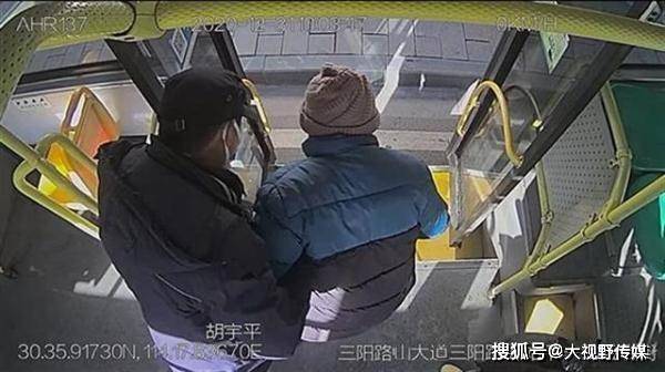 拄拐男子路邊摔倒 公交司機停車攙扶