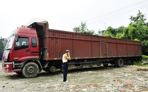 男子開貨車拉著火車車廂自駕游