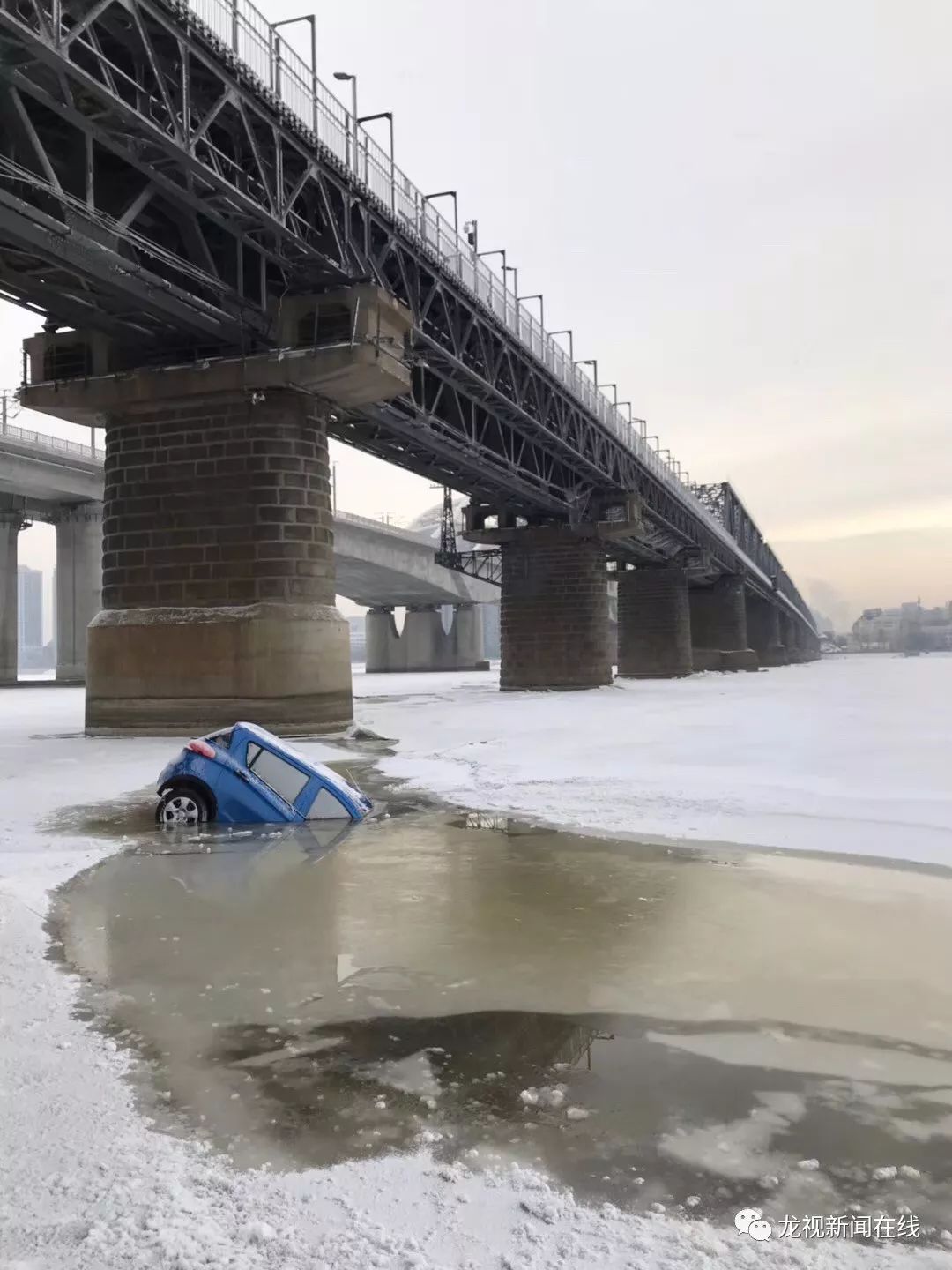 長春一車輛冰雪天墜江