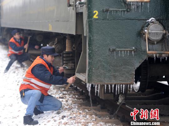 新奧門內(nèi)部資料精準(zhǔn)保證全,零下35度鐵路除雪戰(zhàn)車硬核除雪