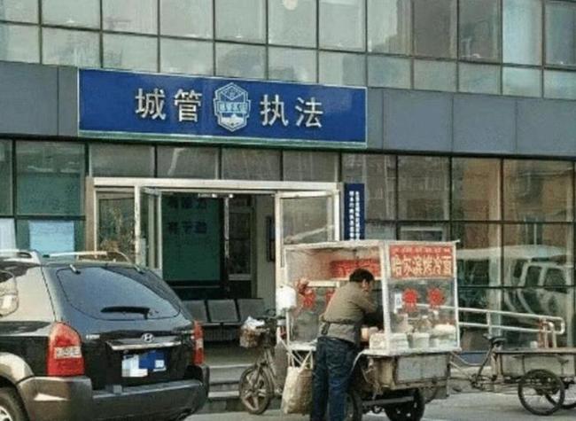 118開狀49圖庫,城管喊商戶店外擺攤：多掙點兒錢